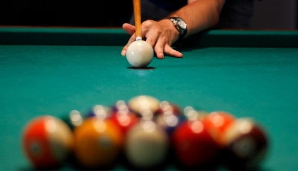 holding a pool stick properly